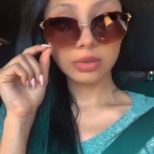 Meet your Posher, Saphire